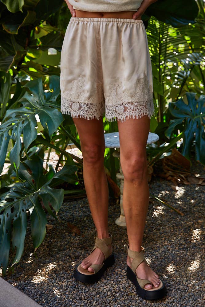 Lace Trim Woven Shorts – Pearl