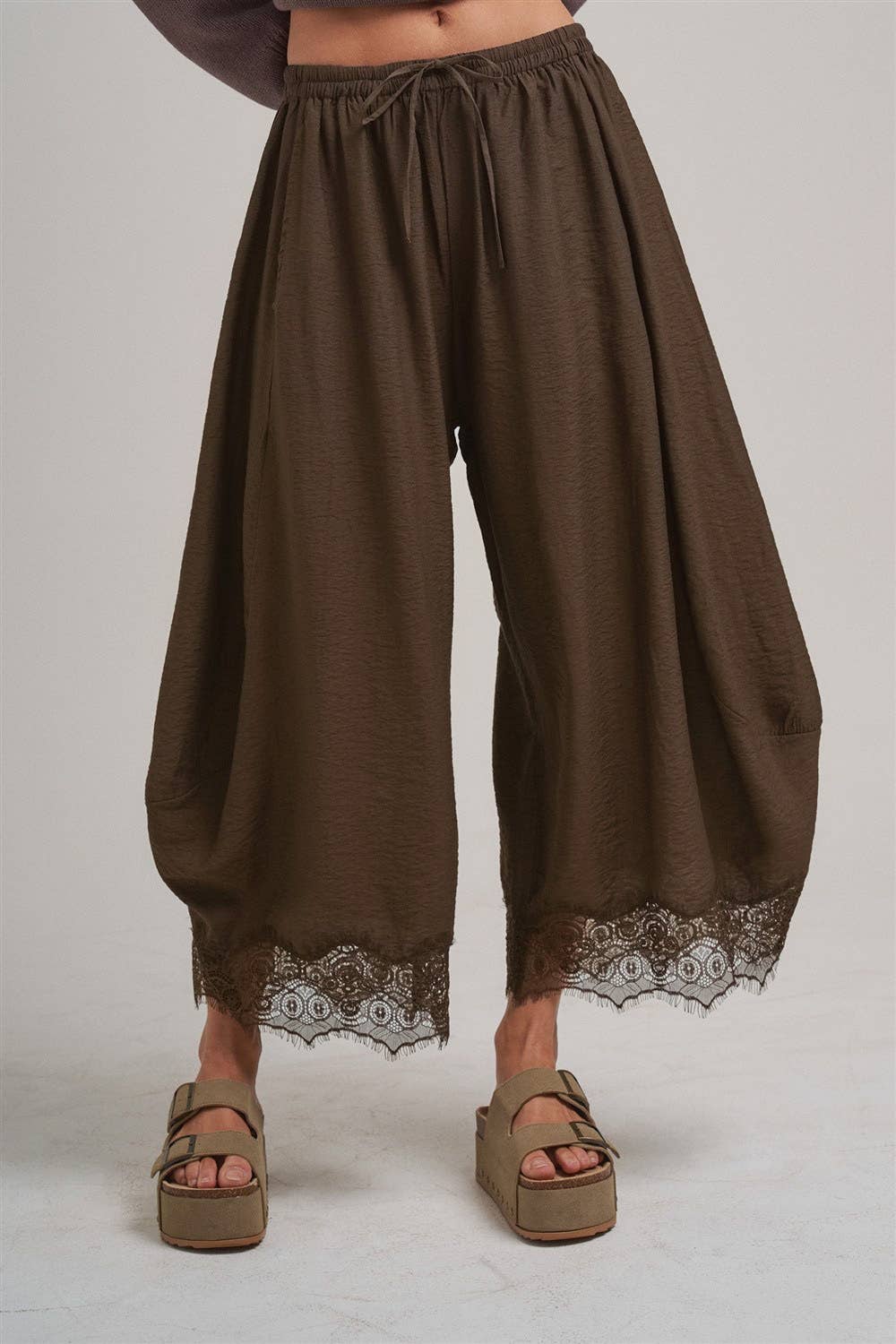 LIGHTWEIGHT BALLOON LEG PANTS WITH DELICATE LACE_JLB80092-01