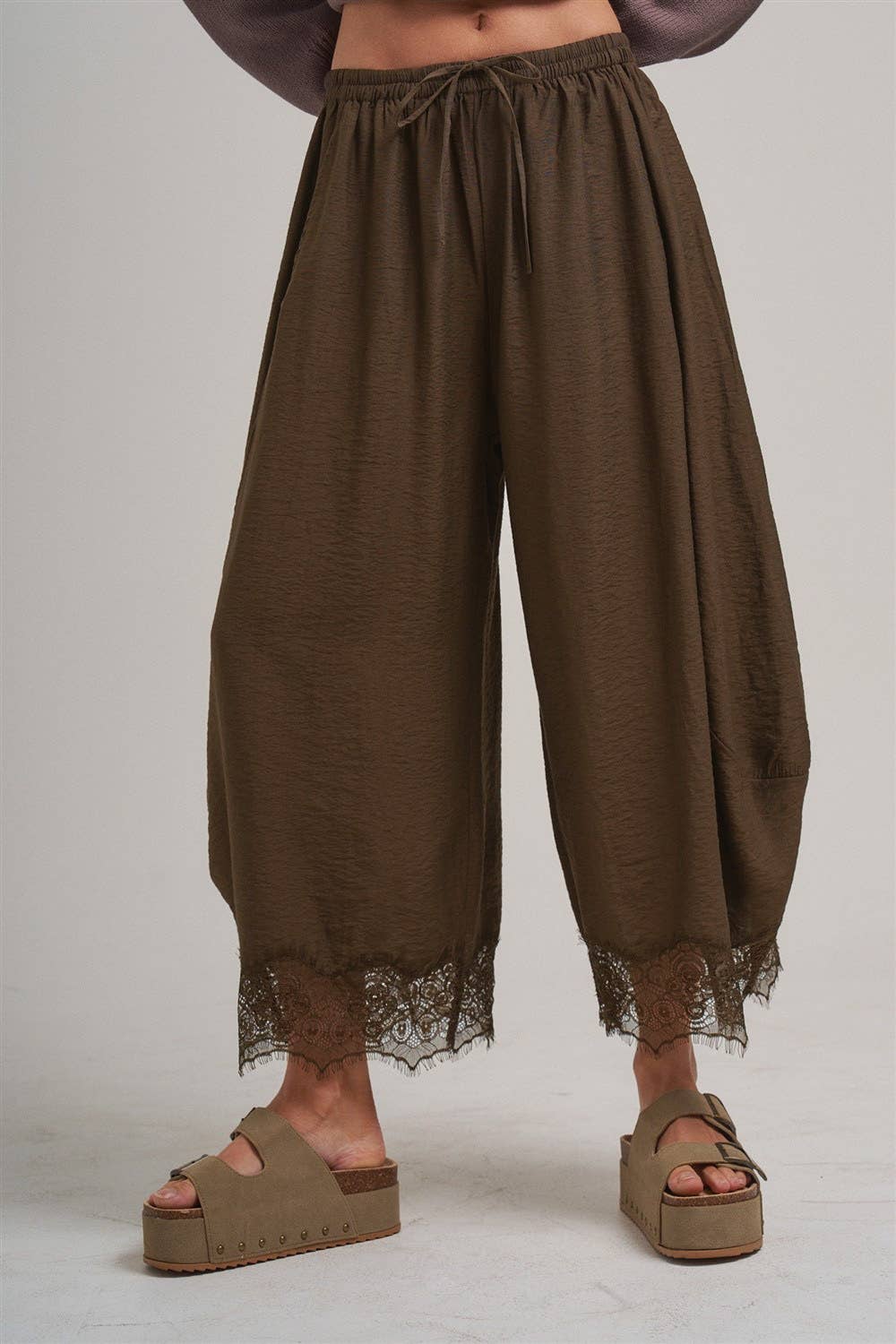 LIGHTWEIGHT BALLOON LEG PANTS WITH DELICATE LACE_JLB80092-01