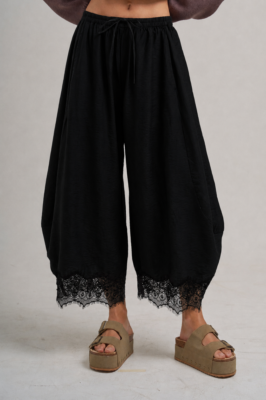 LIGHTWEIGHT BALLOON LEG PANTS WITH DELICATE LACE_JLB80092-01