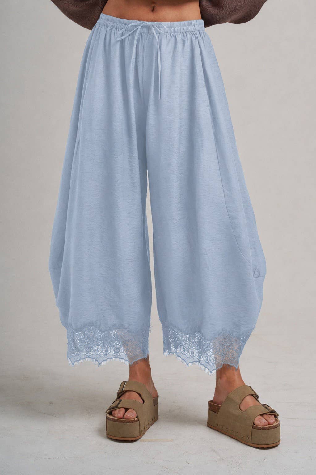 LIGHTWEIGHT BALLOON LEG PANTS WITH DELICATE LACE_JLB80092-01