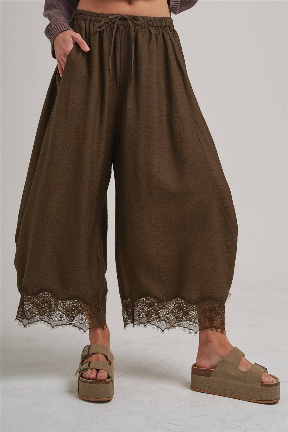 LIGHTWEIGHT BALLOON LEG PANTS WITH DELICATE LACE_JLB80092-01