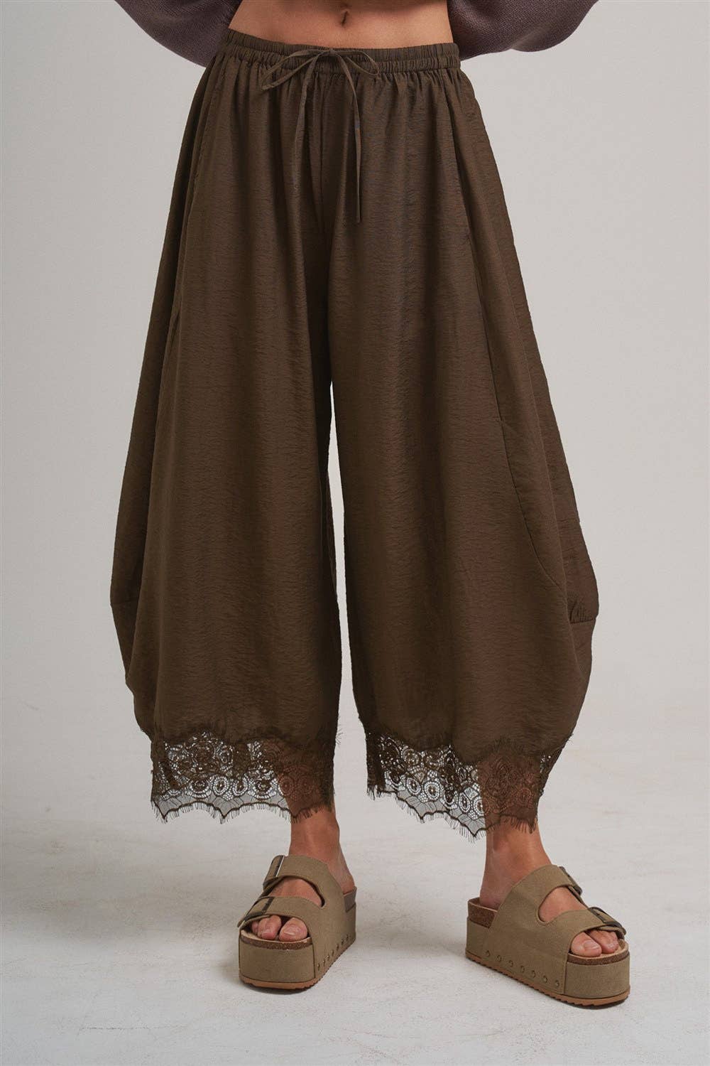 LIGHTWEIGHT BALLOON LEG PANTS WITH DELICATE LACE_JLB80092-01