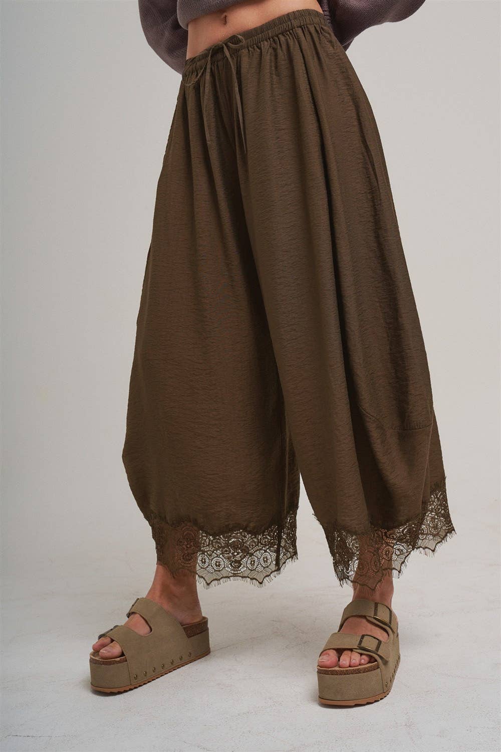 LIGHTWEIGHT BALLOON LEG PANTS WITH DELICATE LACE_JLB80092-01