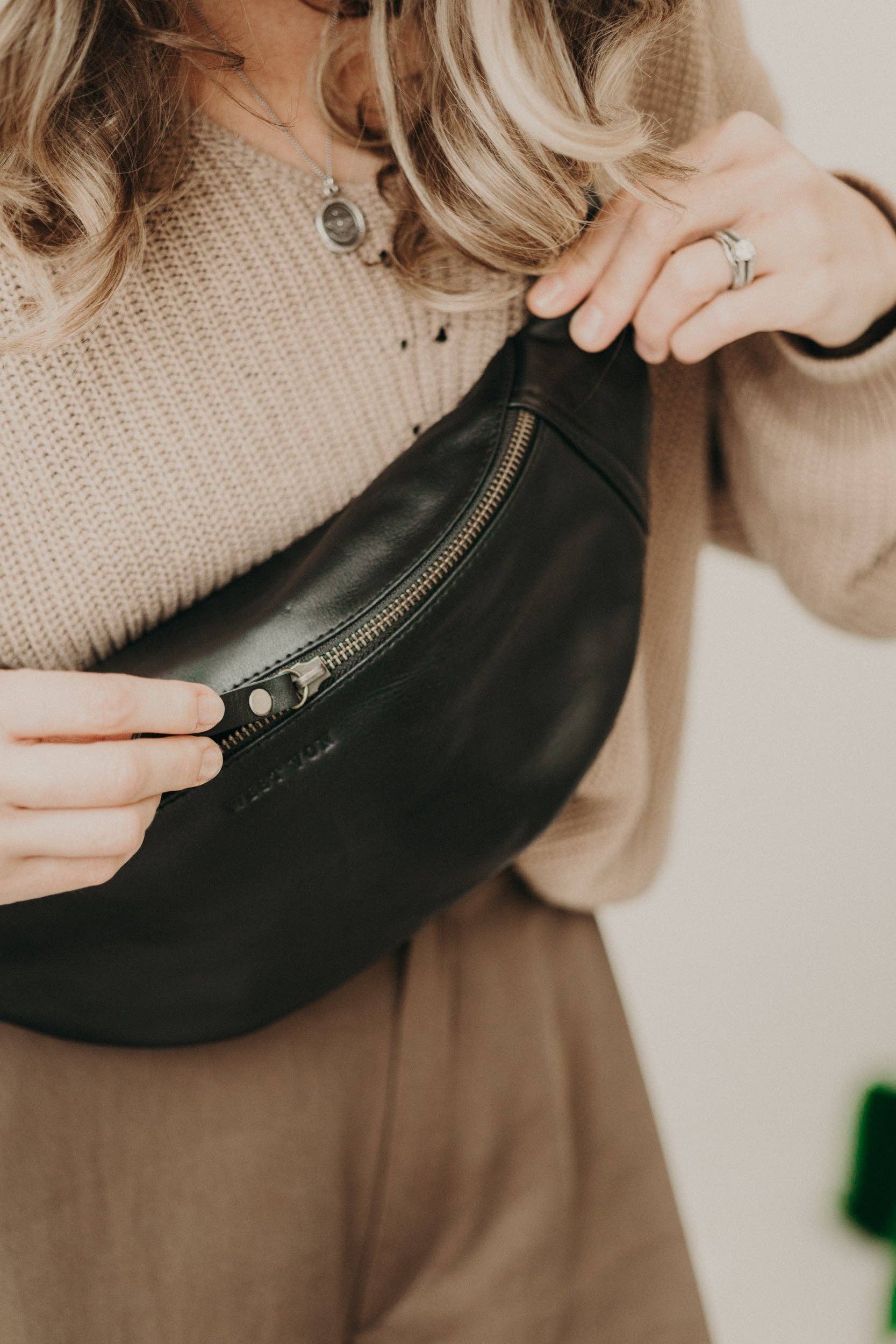 Indie Large Essential Leather Sling Bag