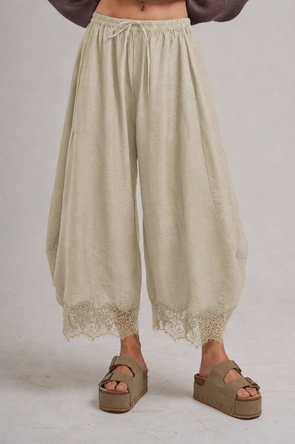 LIGHTWEIGHT BALLOON LEG PANTS WITH DELICATE LACE_JLB80092-01